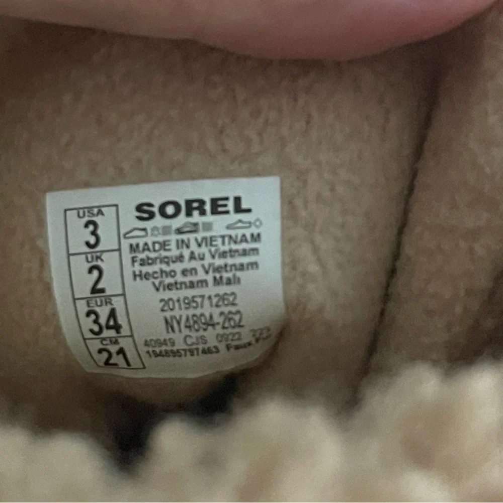 NWT Sorel Faux Fur Lined Boots Girls Size 3 and 4